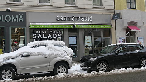 Hier ging die Erfolgsgeschichte los: der erste Dean&David-Laden in der Schellingstraße, fotografiert vergangene Woche mit üppig Schnee.