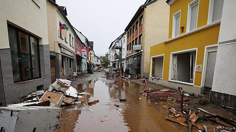 Wasser steht in der Fußgängerzone von Gemünd, nachdem die Urft über die Ufer getreten war.