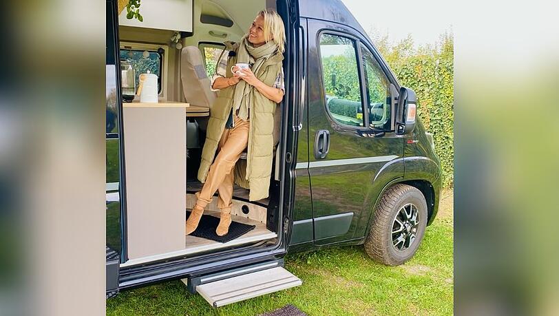 Nova Meierhenrich genießt die Trips in ihrem Van. Nova Meierhenrich genießt die Trips in ihrem Van.