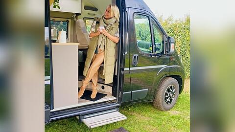 Nova Meierhenrich genießt die Trips in ihrem Van.