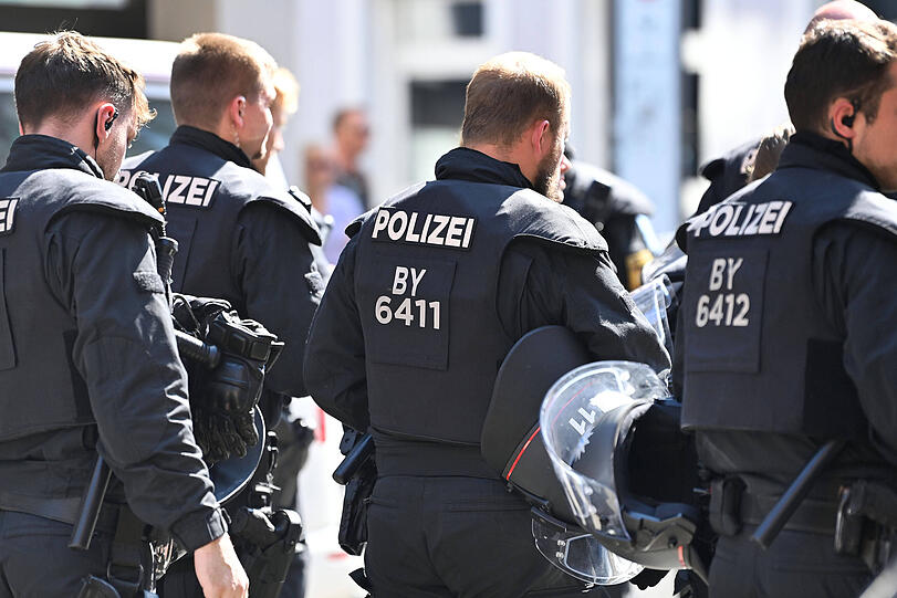 Polizeibeamte sind bei der BLOCKIAA-Demo in München im Einsatz.