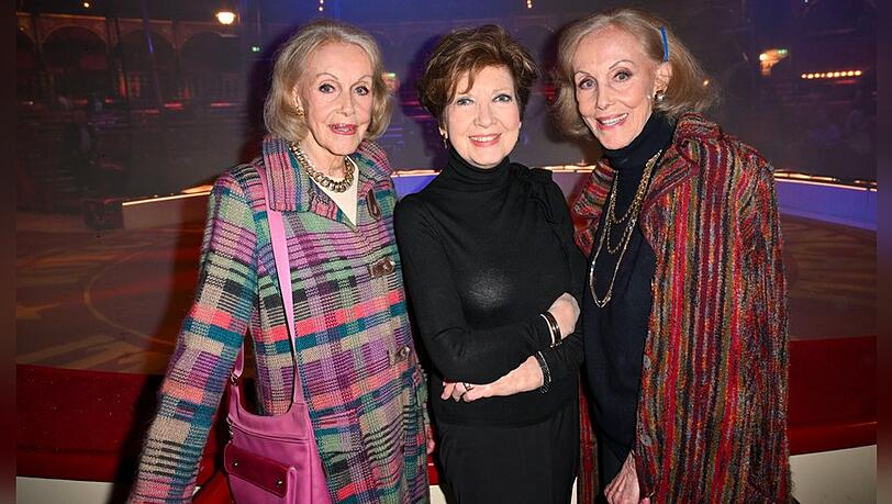 Bei der Roncalli ARTistART-Premiere am 24. Oktober nahmen Alice (l.) und Ellen Kessler ihre Freundin Carolin Reiber noch strahlend in ihre Mitte.