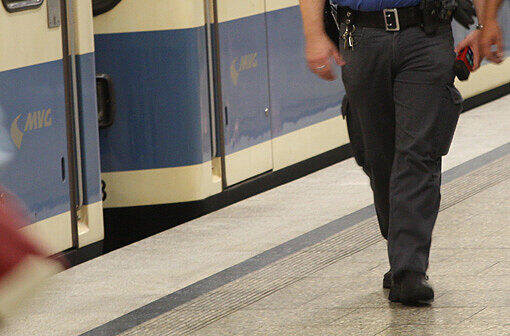 Zwischen Bahnsteigkante und Zug wurde der Betrunkene eingeklemmt (Symbolbild)