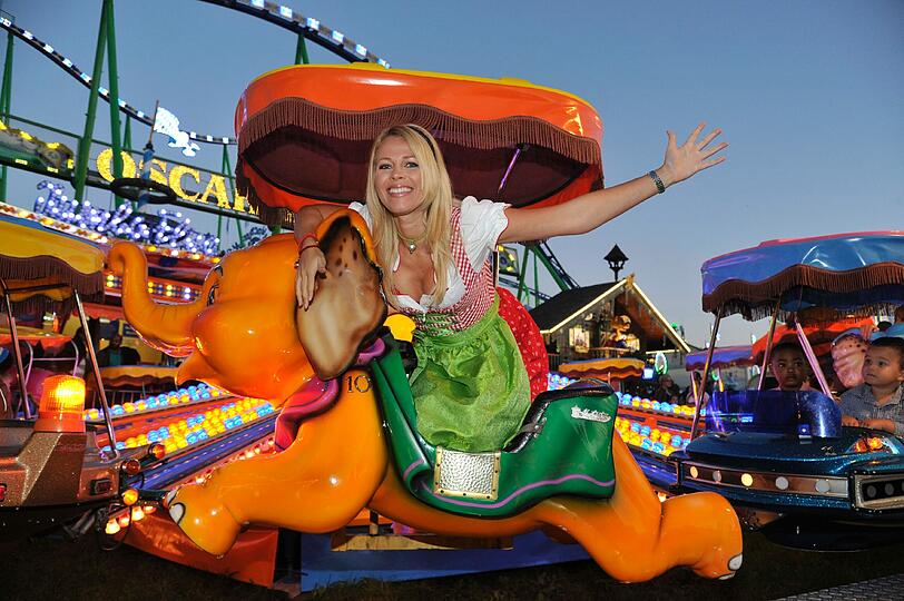 Hui, hoch hinaus geht's: Sky-Moderatorin Julia Josten auf der Sky-Wiesn.