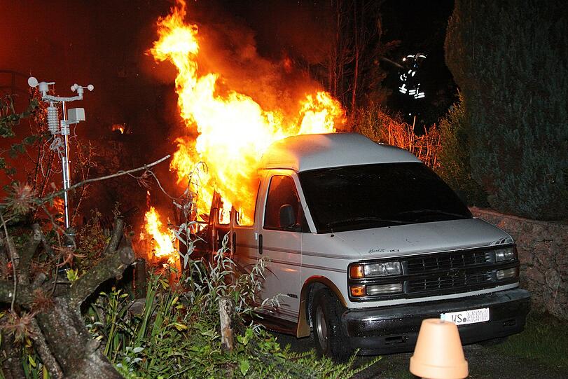 Aus dem geparkten Van der Familie schlagen die Flammen &ndash; das Auto wird komplett zerstört.