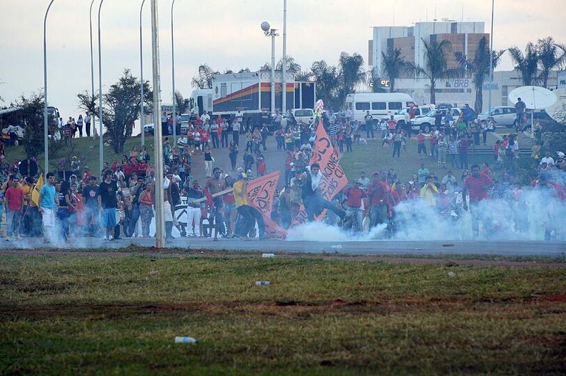 Straßenschlachten zwischen Ureinwohnern und gepanzerten Polizeieinheiten in Brasília: Die irren Bilder.