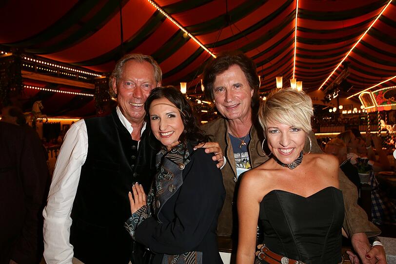 Prof. Werner Mang mit Alexandra und Anita Hofmann und Olaf Malolepski bei er "Mainstream Media Wiesn"