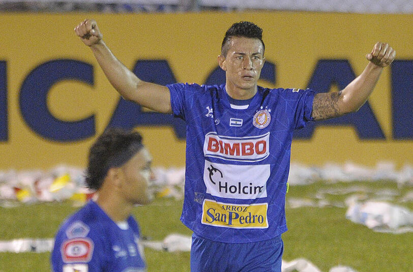 Alfredo Pacheco (r.) im Trikot der Mannschaft von Isidro Metapan. Der Rekord-Nationalspieler El Salvadors ist am Sonntag erschossen worden.