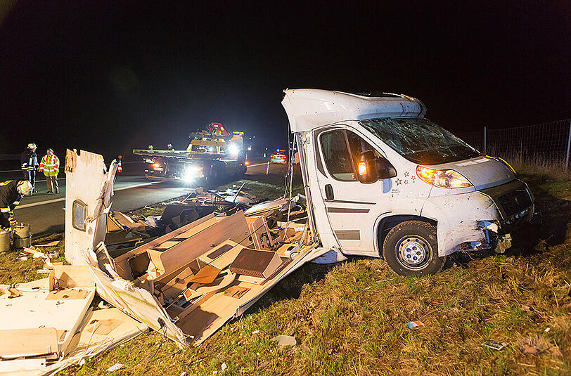 Bilder vom Unfallort in Altdorf: Auf der A3 kollidierte ein Wagen mit einem Wohnmobil, welches vollkommen zerfetzt wurde.