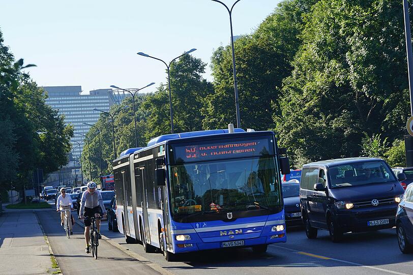 Seit Montagfrüh ist der Isarring Richtung Schwabing auf eine Spur verengt. Und schon bricht im Berufsverkehr das Stau-Chaos aus. Die Bilder vom Mega-Stau.