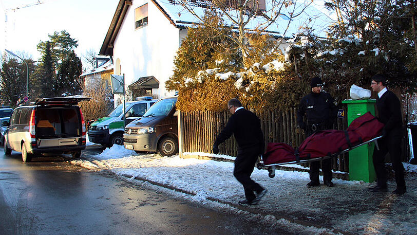 Abtransport der Leiche im Januar 2016: Sie wird erst mehrere Jahre nach der Tat entdeckt.