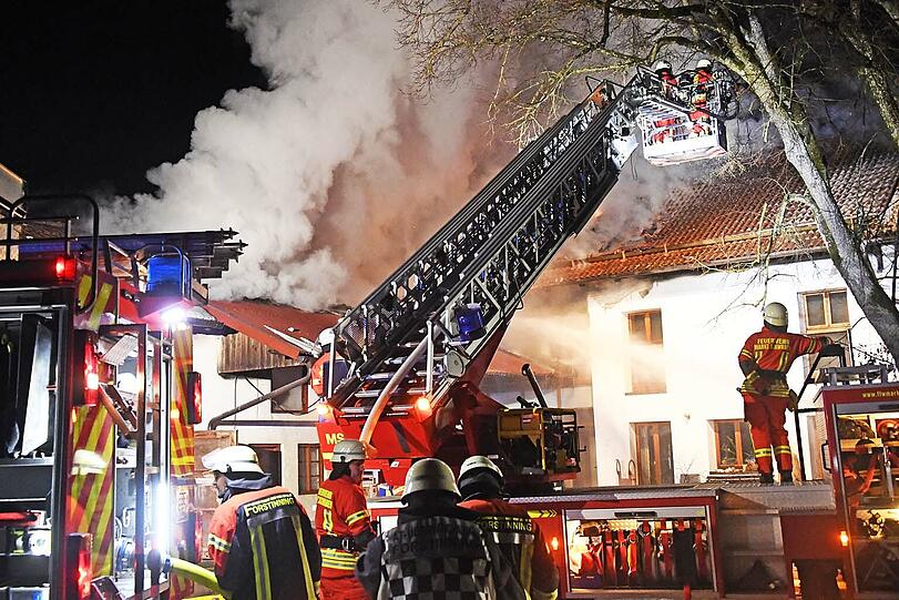 Die Feuerwehr musste bei minus elf Grad gegen die Flammen ankämpfen. Die Bilder vom Einsatz.