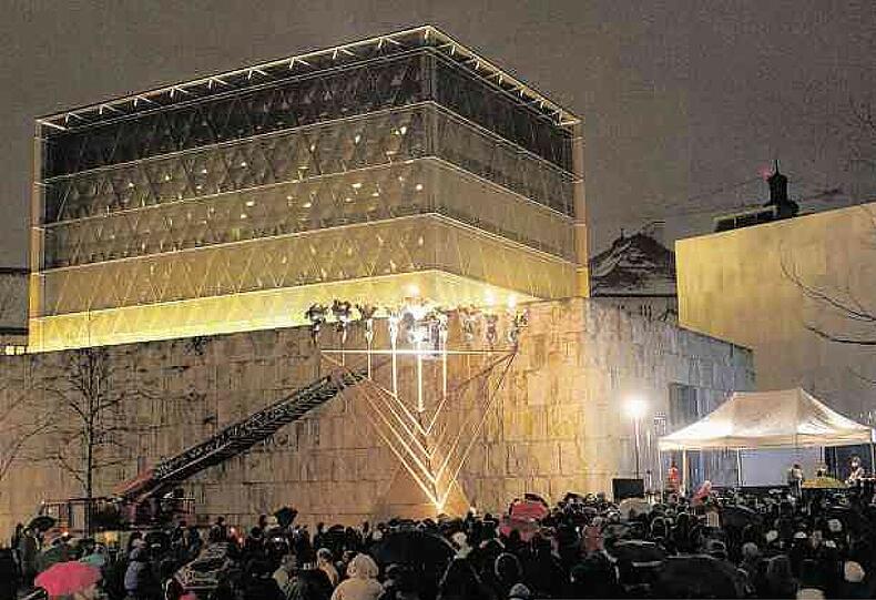 Lichterzauber am Jakobsplatz, wenn der große Chanukka-Leuchter entzündet wird.