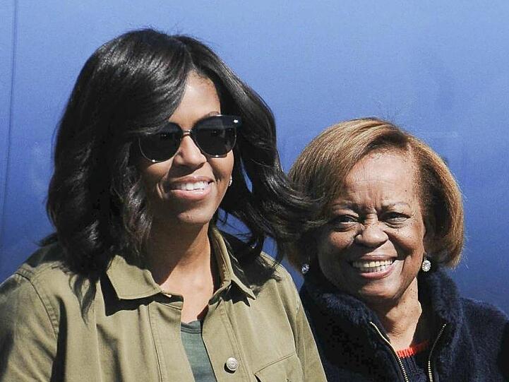 Michelle Obama (l) und ihre Mutter Marian Robinson 2016 in Buenos Aires.