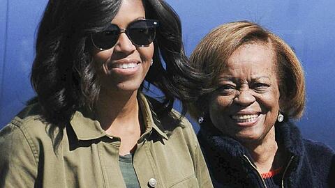 Michelle Obama (l) und ihre Mutter Marian Robinson 2016 in Buenos Aires.