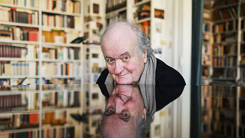 Der Komponist Wolfgang Rihm an einem Flügel in seiner Wohnung.