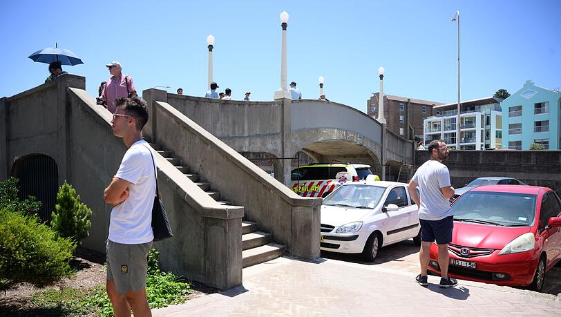 Von dieser Fußgängerbrücke aus feuerten die Täter in die Menge. Von dieser Fußgängerbrücke aus feuerten die Täter in die Menge.