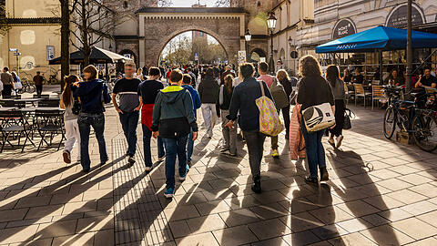 Ausgerechnet am Sendlinger Tor soll die Toilette besonders schmuddelig sein. Die CSU fordert nun, dass die Stadt handelt
