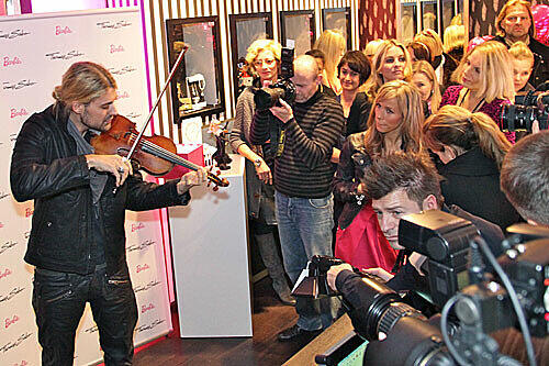 Hauptberuflich Violinenvirtuose, nebenberuflich Frauenschwarm: David Garrett spielt vor einem gebannt wirkenden Publikum.