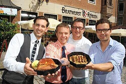 &bdquo;Bratwurst Röslein&ldquo;-Wirt Gregor Lemke (2. von links) mit den &bdquo;Gastrologic&ldquo;-Erfindern Simon Hirtreiter, Thomas Maros und Endi Gjonbalic (von links) mit Schäufele und Bratwurst.