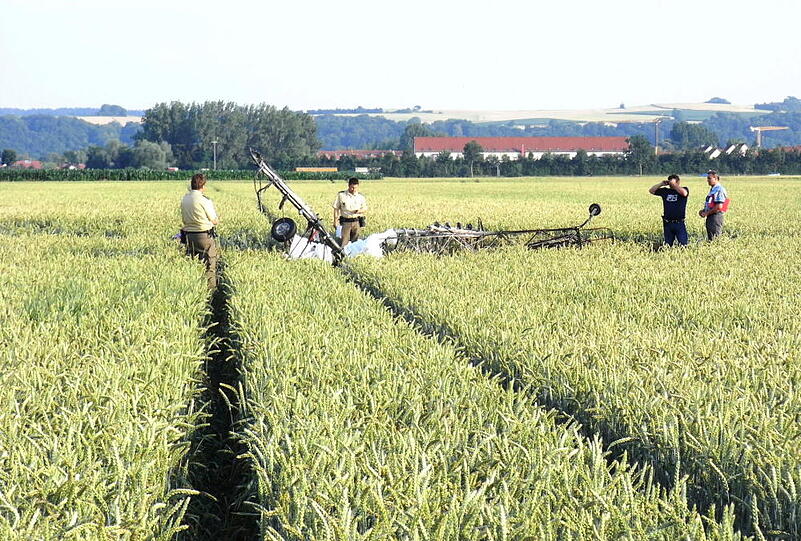 Kurz nach dem Start fängt ein Ultraleichtflugzeug in Niederbayern Feuer, schlägt auf ein Feld auf und brennt völlig aus. Ein Mann und eine Frau sterben.
