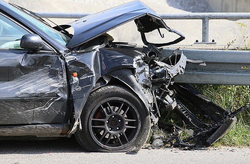 Bilder vom Unfall in Ampfing. Ein 29-jähriger Mann überfuhr ein "Stop"-Schild und kollidierte mit einem anderen Wagen. Danach entfernte er sich vom Unfallort.
