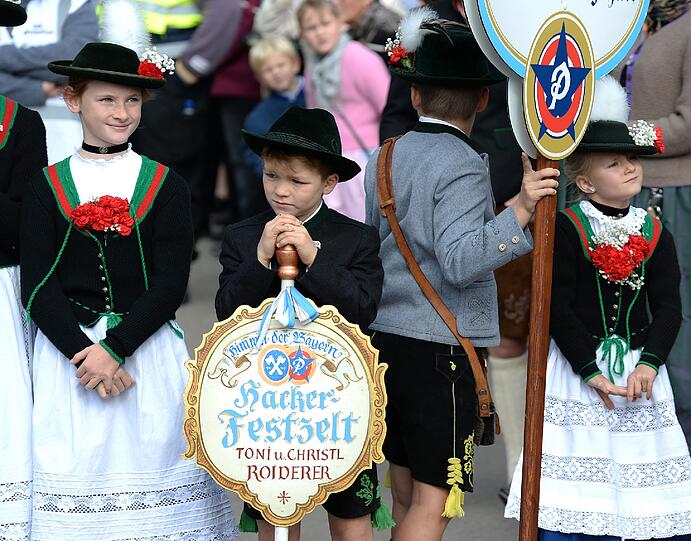 Perfektes Wiesn-Wetter für das Standkonzert: Seit 1985 versammeln sich die Musikkapellen aller Oktoberfestzelte am mittleren Wiesnsonntag zum Blasmusikkonzert auf den Stufen der Patrona Bavariae. Die Bilder.