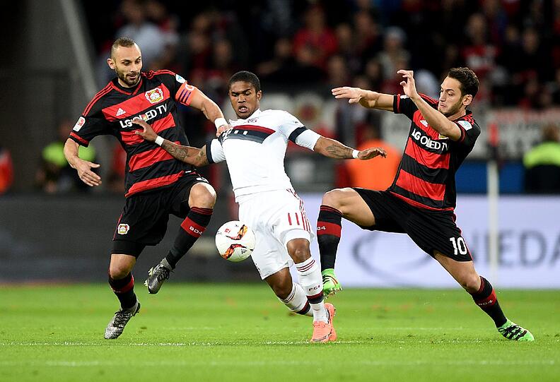 DOUGLAS COSTA NOTE 3: Meist im halbrechten offensiven Mittelfeld, im Wechsel mit Robben. Kam nicht recht in Spiel, vielleicht auch, weil der Brasilianer bei Ballbesitz des Gegners am eigenen Strafraum mitverteidigen musste. Drehte gegen Ende über links auf, doch die exakten Anspiele fehlten.