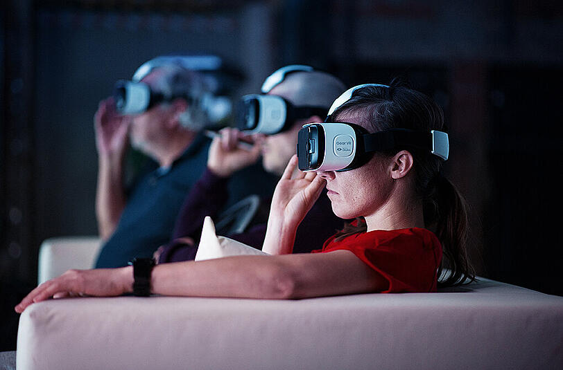 Die Schauspieler reisen in virtuelle Welten.