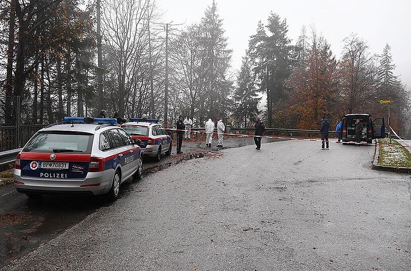Spurensicherer am Tatort in Söll. Der Grieche war regelrecht hingerichtet worden.