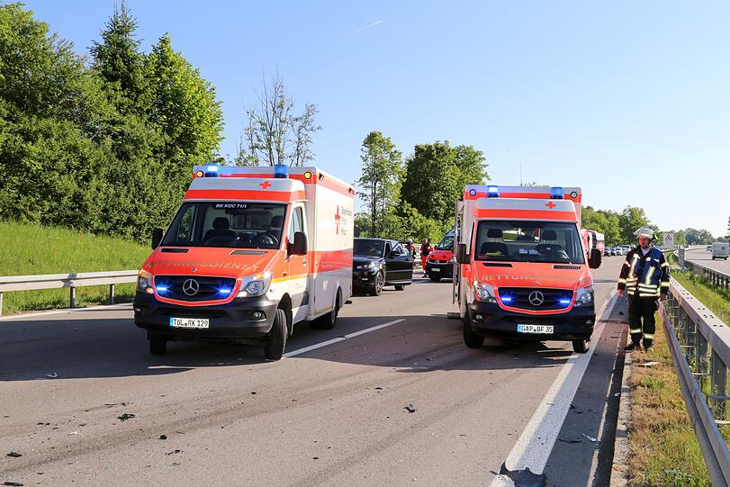 Der Autobahnabschnitt ist mit Schrott-Teilen übersät - die Bilder von der Unfallstelle auf der A95 Richtung Garmisch.