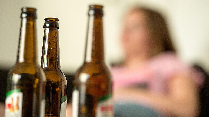 "Da hat es ja bei jedem Schritt geklirrt", sagte eine Zeugin vor Gericht. Im Februar hatte die Angeklagte versucht, in einem Supermarkt 13 Flaschen &ndash; verteilt an ihrem Körper &ndash; zu stehlen.