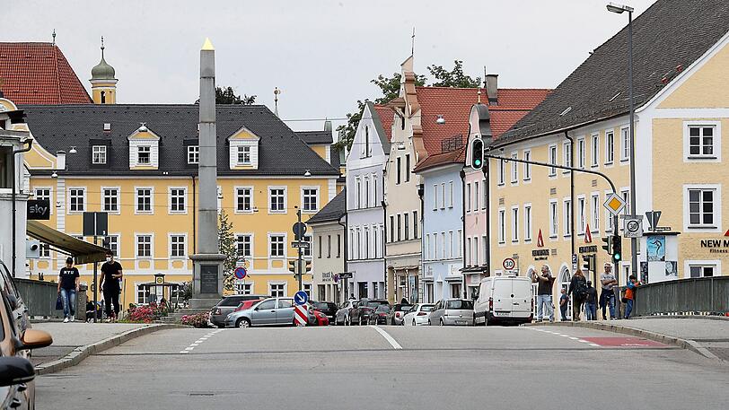 Am Bismarckplatz wollen zwei Zivilbeamte einen Schüler einer Kontrolle unterziehen. Dann wird es laut Anklage gefährlich.