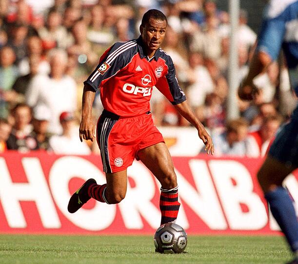 Paulo Sergio (Juli 1999 - Juli 2002): Im Sommer 1999 holen die Bayern Paulo Sergio vom AS Rom. Die Bundesliga kannte der Brasilianer zu dem Zeitpunkt schon aus seiner Zeit bei Bayer Leverkusen (1993-97). Beim FC Bayern München feiert der Zuckerhut-Stürmer eine erfolgreiche Zeit. In seinen drei Jahren beim deutschen Rekordmeister heimste Paulo Sergio zwei Meistertitel, einen Pokal-Erfolg und die Titel in der Champions League und im Weltpokal 2001 ein. 125 Mal läuft der Stürmer für Bayern auf, trifft dabei 34 Mal und legt 16 Tore auf.