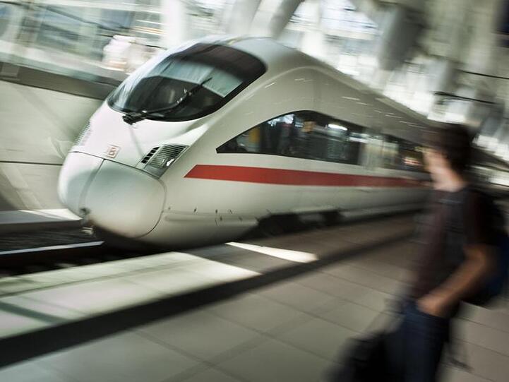 Fernbahnhof am Frankfurter Flughafen. Zahlreiche Fernzüge der Deutschen Bahn konnten vorübergehend den Frankfurter Flughafen und den Mainzer Hauptbahnhof nicht anfahren.