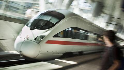 Fernbahnhof am Frankfurter Flughafen. Zahlreiche Fernzüge der Deutschen Bahn konnten vorübergehend den Frankfurter Flughafen und den Mainzer Hauptbahnhof nicht anfahren.