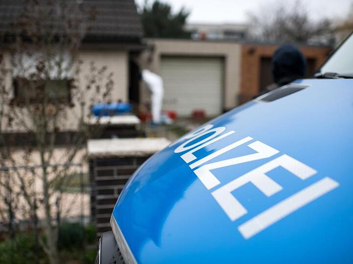 Kriminaltechniker der Berliner Polizei untersuchen am 1. März das Haus der Schwester der verschwundenen 15-jährigen Rebecca.