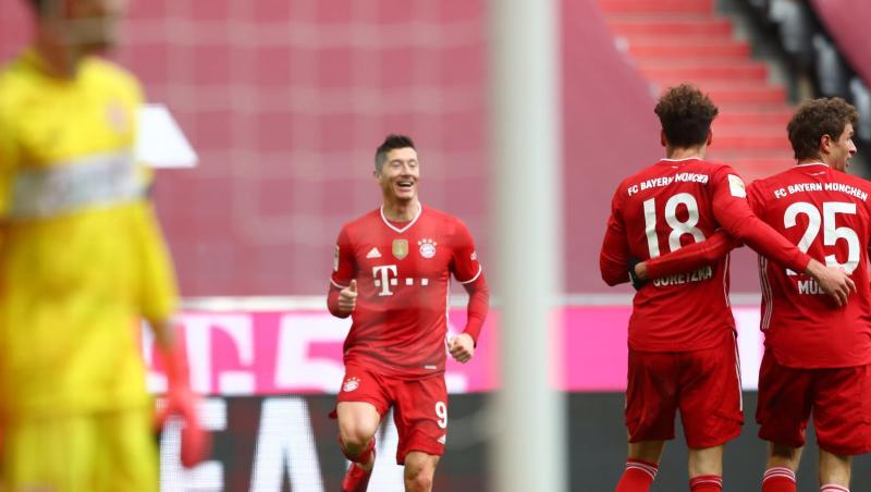 Robert Lewandowski (M) war der gefeierte Mann beim Bayern-Sieg gegen Stuttgart.