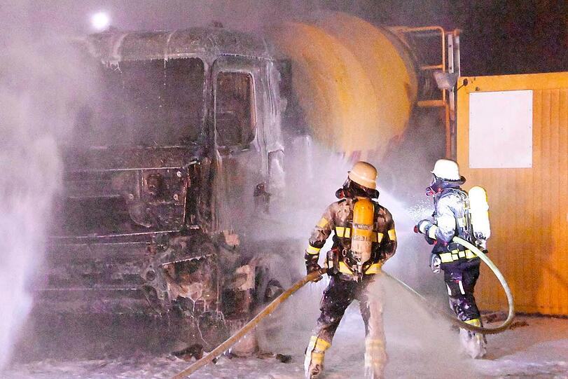 Gemeinsam mit der umgehend nachgeforderten Verstärkung gingen die Münchner Berufsfeuerwehr und die freiwillige Feuerwehr Harthof die verschiedenen Brandstellen mit sieben Rohren, zum Teil über zwei Drehleitern an.