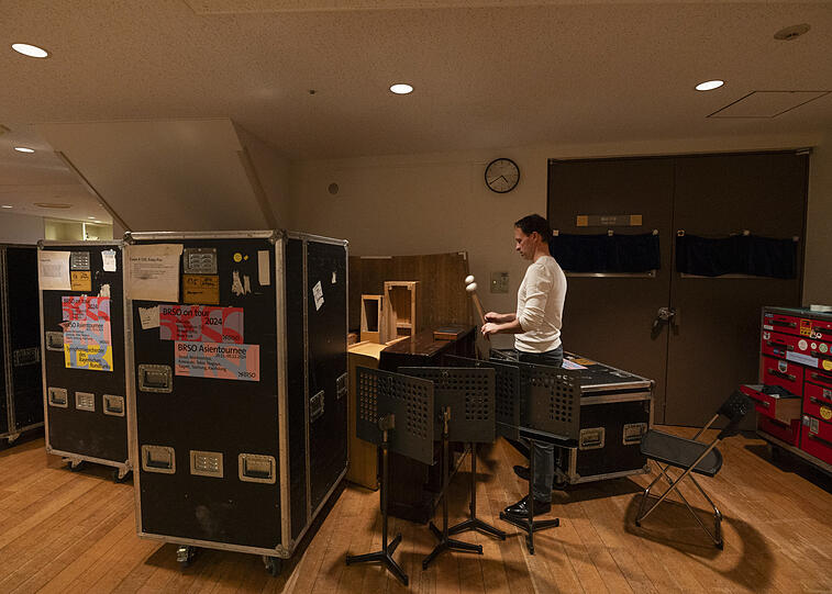 Bei der Tournee eines Orchesters werden alle Instrumente in großen Kisten verpackt - auch die vielen Schlaginstrumente.