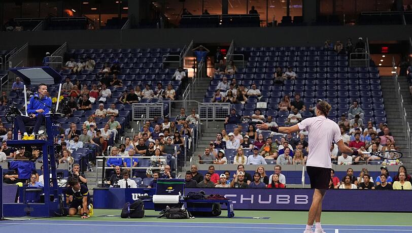 Alexander Zverev war bislang stets am späten Abend im Einsatz - vor häufig nicht einmal halbleeren Tribünen. Alexander Zverev war bislang stets am späten Abend im Einsatz - vor häufig nicht einmal halbleeren Tribünen.