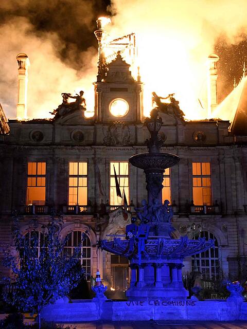 Das historische Rathaus von Limoges wurde durch einen von Randalierern gelegten Brand weitgehend zerst&ouml;rt.