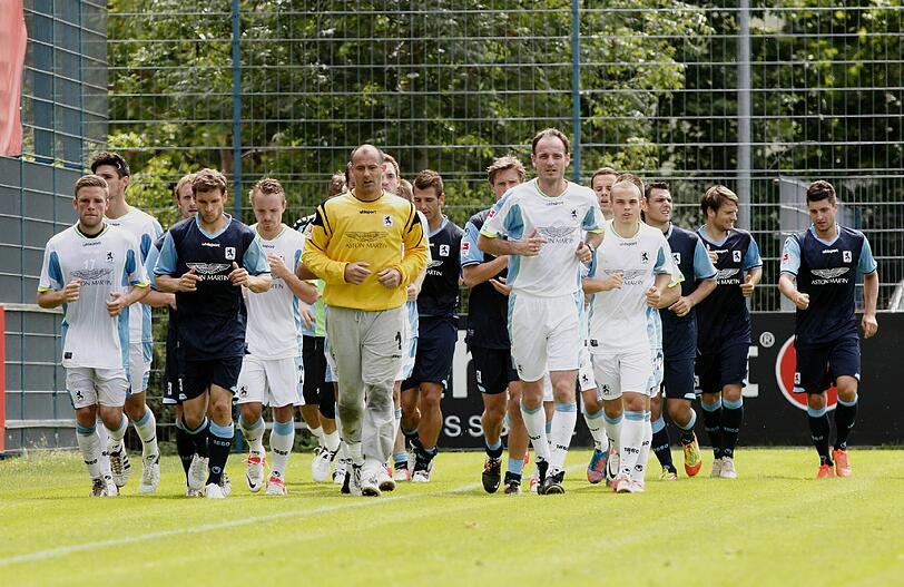 Erstes Training der Löwen in der neuen Trikot-Kollektion von uhlsport - sehen Sie hier die Bilder von der Grünwalder Straße.