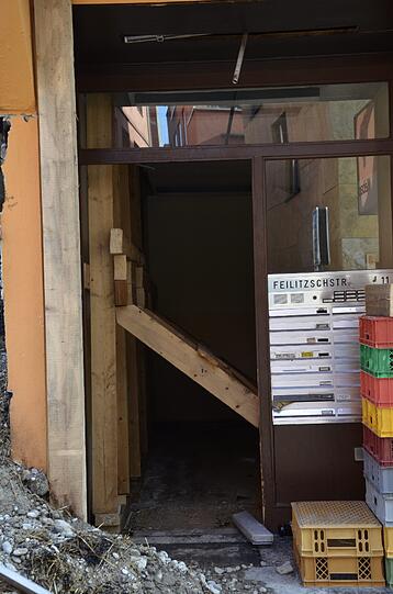 Schwabing am Tag nach der Bombensprengung: Die Spuren der Detonation sind deutlich zu erkennen, teilweise hat sie schwere Schäden verursacht. Derzeit werden die Schäden an den Gebäuden der Umgebung erfasst.