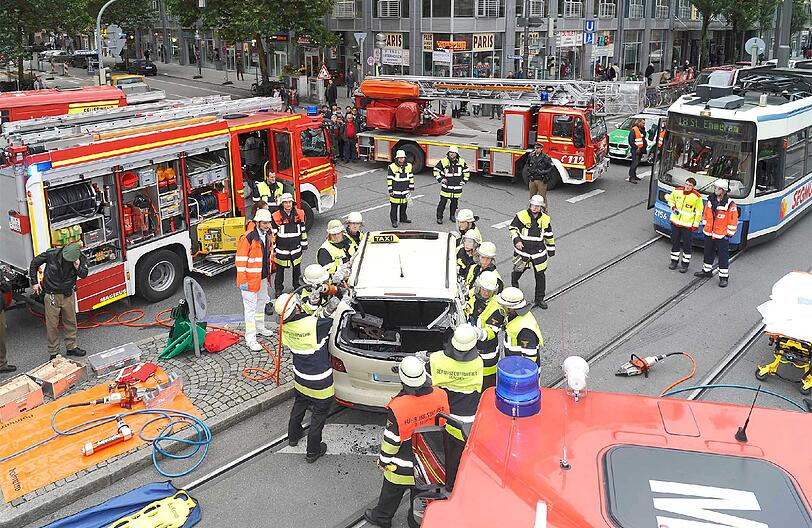 Schwerer Unfall am Hauptbahnhof: Eine Tram ist seitlich in ein Taxi gekracht. Der Fahrer musste von der Feuerwehr aus dem Wrack geschnitten werden.
