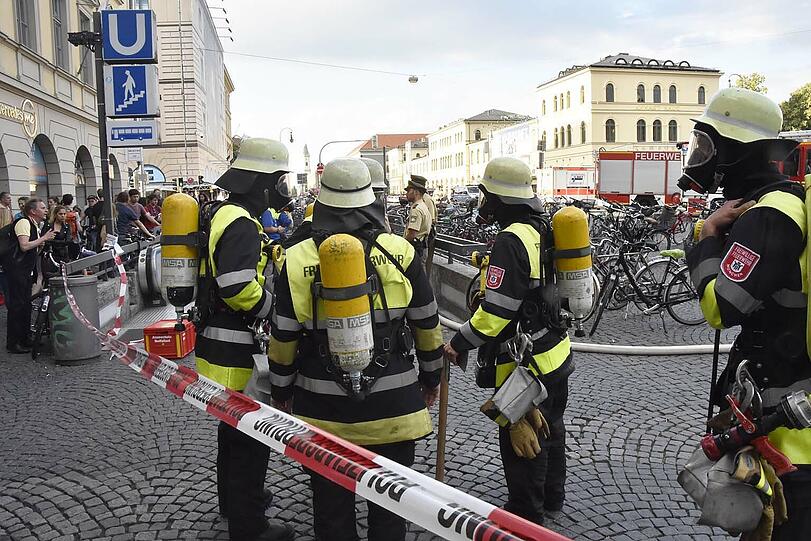 Feuer am U-Bahnhof Odeonsplatz. Die Bilder vom Feuerwehreinsatz am Dienstagabend.