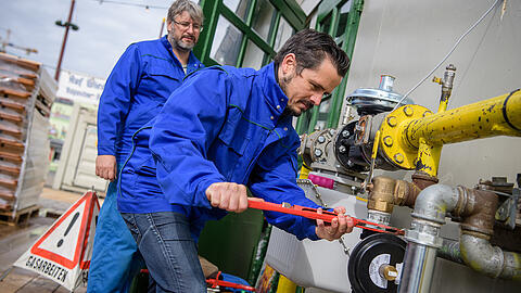Damit alles stimmt (v.l.): Prüfmeister André Heine und Monteur Christian Beckerbauer arbeiten an den Gaszählern von einem Festzelt.