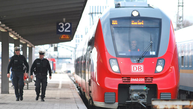 Der Mann sagte, er wollte im Zug nur sein Handy aufladen. (Symbolbild) Der Mann sagte, er wollte im Zug nur sein Handy aufladen. (Symbolbild)