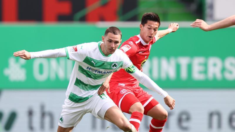 Fürths Branimir Hrgota (l) und Düsseldorfs Shinta Appelkamp kämpfen um den Ball.