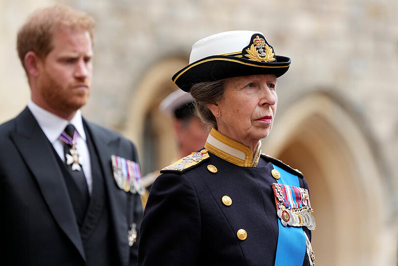 Prinzessin Anne und Prinz Harry folgen dem Leichenwagen mit dem Sarg von Königin Elizabeth II. auf dem Weg zur St. Georges Kapelle auf Schloss Windsor.